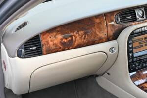 Image 44/50 of Jaguar XJ 8 4.2 (2006)