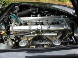 Image 16/19 of Aston Martin DB 4 (1961)