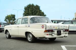 Image 2/50 of Mercedes-Benz 220 S b (1967)