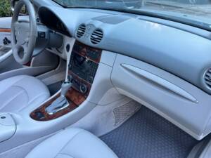 Immagine 13/17 di Mercedes-Benz CLK 500 (2005)