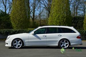 Image 2/50 of Mercedes-Benz E 500 T (2004)