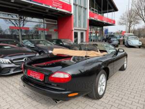 Image 4/34 of Jaguar XK8 4.0 (1997)