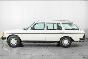 Image 9/50 of Mercedes-Benz 230 TE (1984)