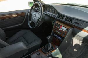 Imagen 21/50 de Mercedes-Benz 200 TE (1993)