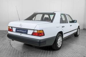 Imagen 28/50 de Mercedes-Benz 200 (1986)