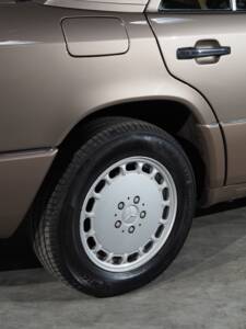 Bild 14/53 von Mercedes-Benz 300 E 4-Matic (1993)