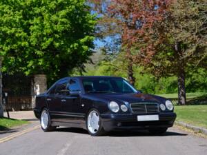 Immagine 8/50 di Mercedes-Benz E 55 AMG (1999)