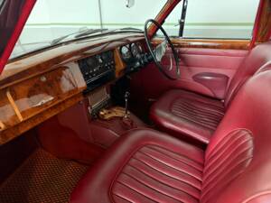 Image 8/22 of Jaguar 240 (1968)