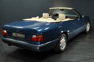 Bild 2/30 von Mercedes-Benz 300 CE-24 (1993)