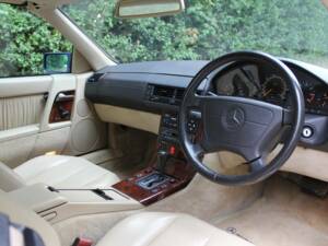 Image 8/15 of Mercedes-Benz 500 SL (1993)
