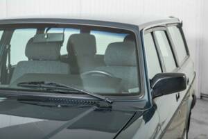 Immagine 26/50 di Volvo 240 GL (1990)