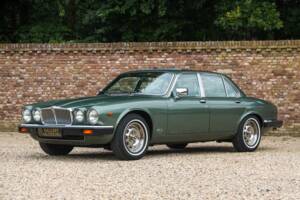 Image 25/50 of Jaguar XJ 6 4.2 (1985)