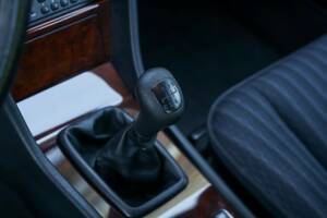 Image 47/50 of Mercedes-Benz 200 E (1992)