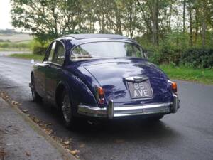 Image 4/18 of Jaguar Mk II 3.8 (1966)