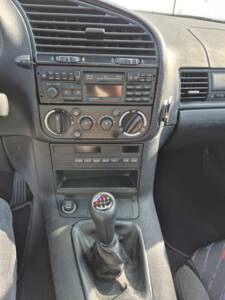 Image 31/49 of BMW 318is "Class II" (1994)