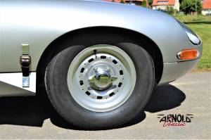 Image 18/31 de Jaguar E-Type (1968)