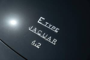 Image 17/50 de Jaguar E-Type (1968)