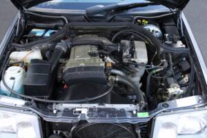 Bild 9/31 von Mercedes-Benz E 200 (1996)