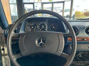 Image 19/22 of Mercedes-Benz 280 E (1977)