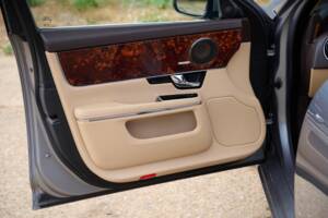 Bild 11/50 von Jaguar XJ 5.0 (2010)