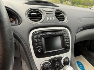 Image 21/29 of Mercedes-Benz SL 55 AMG (2004)