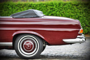 Immagine 25/71 di Mercedes-Benz 220 SE b (1961)