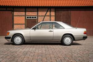 Afbeelding 10/63 van Mercedes-Benz 230 CE (1988)
