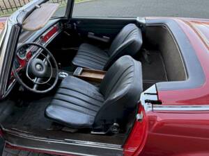 Image 17/36 of Mercedes-Benz 250 SL (1968)