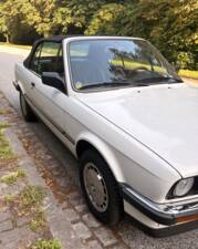 Immagine 9/75 di BMW 320i (1988)