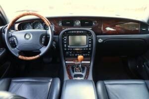 Image 3/50 of Jaguar XJ 8 4.2 (2004)
