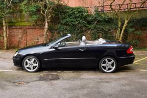 Image 18/49 of Mercedes-Benz CLK 500 (2004)