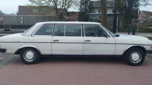 Image 8/8 of Mercedes-Benz 250 lang (1984)