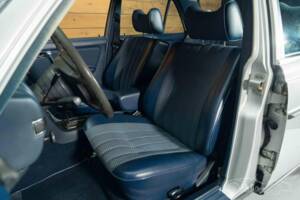 Imagen 12/19 de Mercedes-Benz 250 (1978)