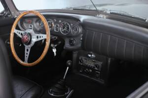 Image 20/41 of MG MGC (1969)