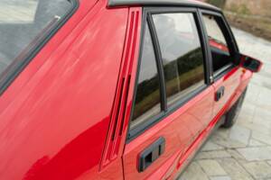 Image 15/50 of Lancia Delta HF Integrale 16V (1989)