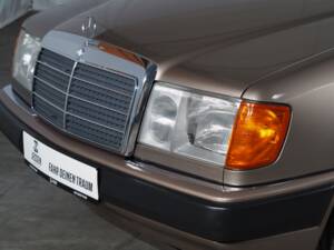Bild 5/53 von Mercedes-Benz 300 E 4-Matic (1993)