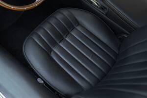 Image 30/50 de Jaguar E-Type (1968)