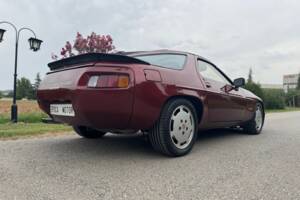 Image 29/32 of Porsche 928 S (1988)