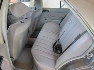 Image 86/92 de Mercedes-Benz 200 D (1989)