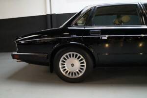 Image 31/47 of Jaguar XJ12 6.0 (1994)
