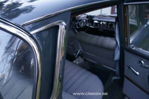 Image 22/24 of Mercedes-Benz 220 S b (1965)