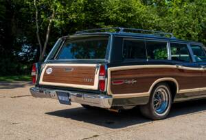 Image 15/28 of Ford LTD Country Squire (1968)