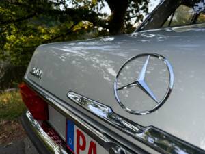 Imagen 18/28 de Mercedes-Benz 200 (1975)