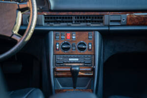 Image 33/44 de Mercedes-Benz 500 SEL (1984)