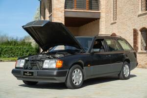Imagen 47/50 de Mercedes-Benz 200 TE (1993)