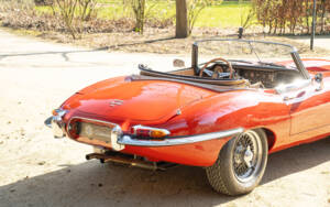 Image 4/54 of Jaguar Type E 4.2 (1965)