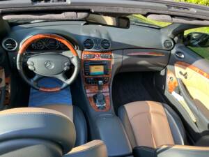 Immagine 26/41 di Mercedes-Benz CLK 320 (2003)