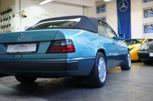 Afbeelding 17/50 van Mercedes-Benz 300 CE-24 (1993)