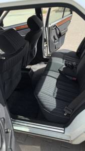 Immagine 30/33 di Mercedes-Benz 230 E (1992)