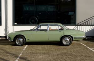 Image 2/30 de Jaguar XJ 6 4.2 (1970)
